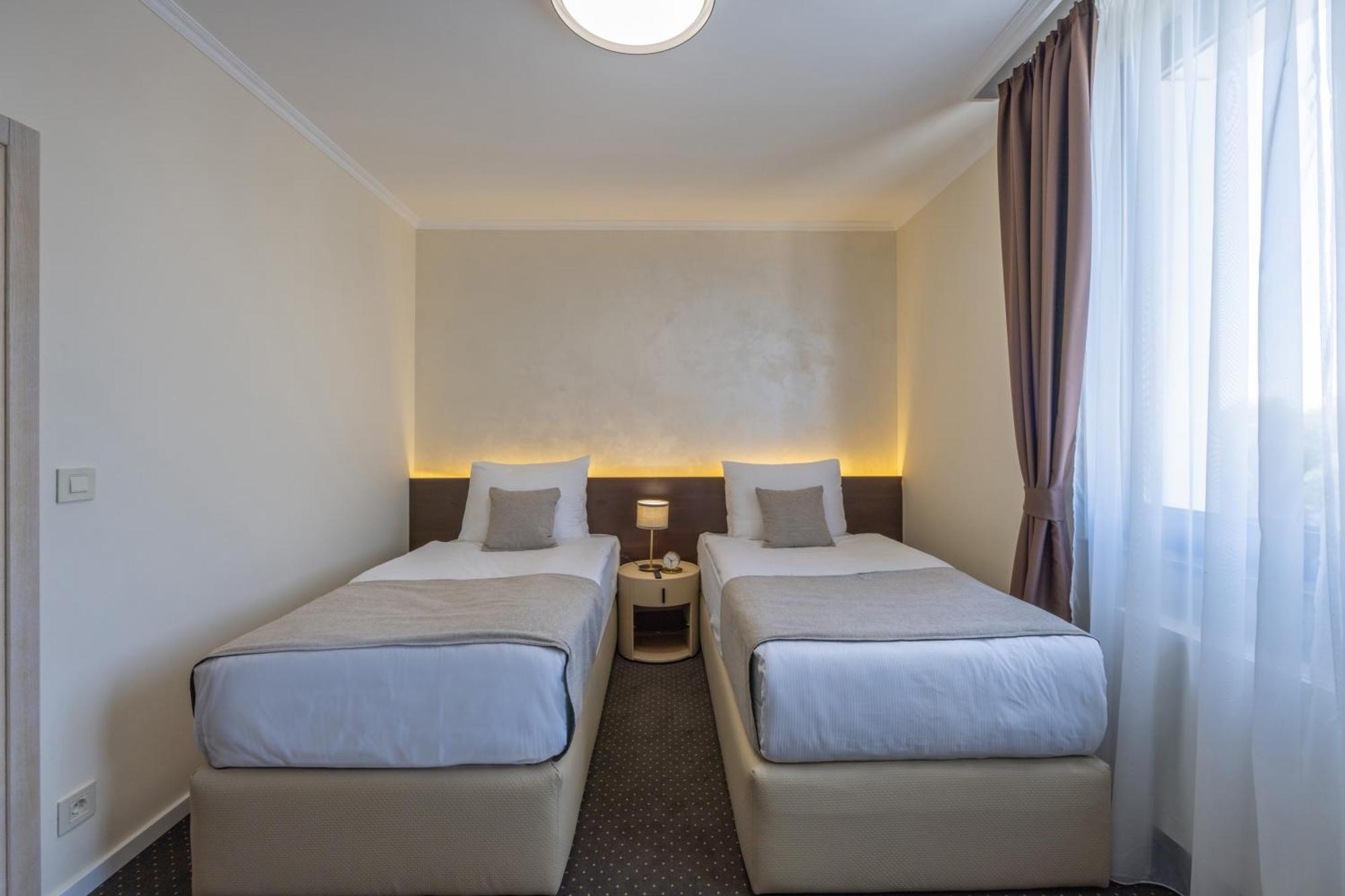 Nobel West Hotel Belgrade Extérieur photo