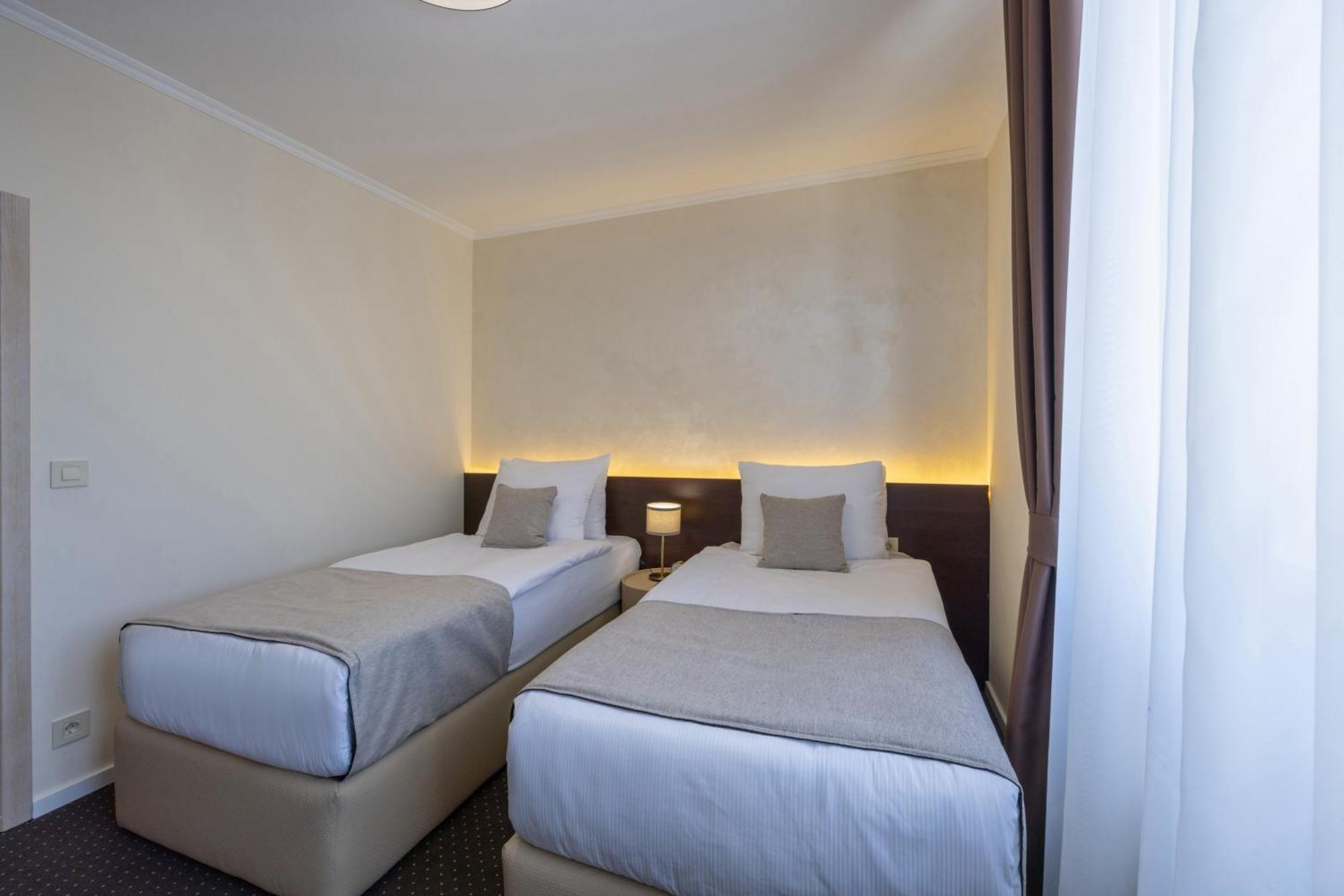 Nobel West Hotel Belgrade Extérieur photo