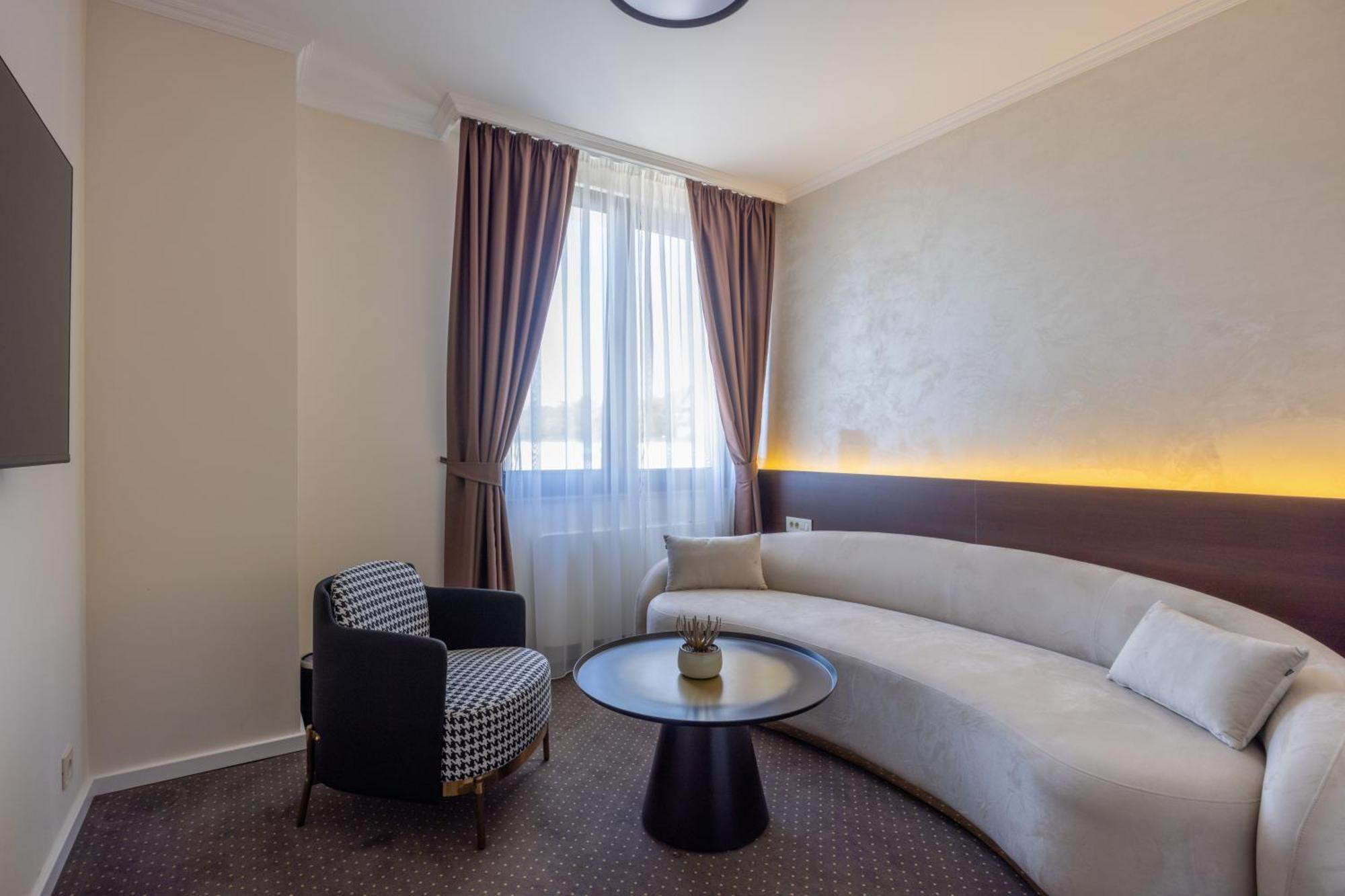 Nobel West Hotel Belgrade Extérieur photo