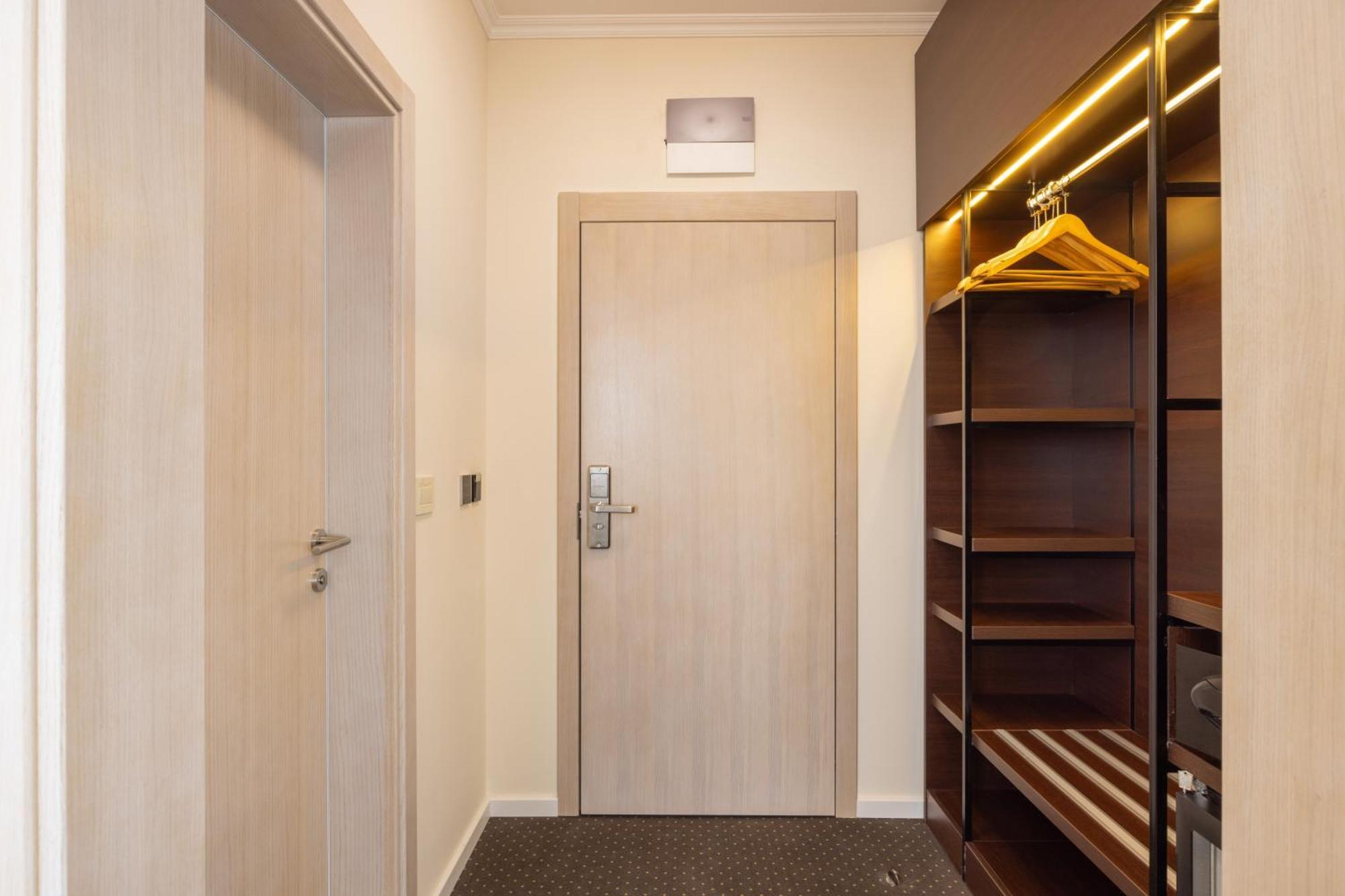 Nobel West Hotel Belgrade Extérieur photo